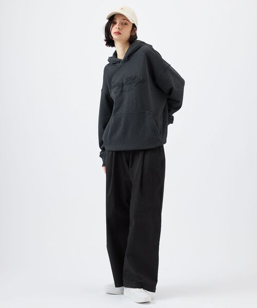 TOMMY HILFIGER（トミーヒルフィガー）の「【オンライン限定】オーバーサイズロゴフーディ（パーカー・メンズ・カーキ/ライトグレー系1/スミクロ・MEDIUM/X-LARGE/SMALL/LARGE）」の12枚目の写真