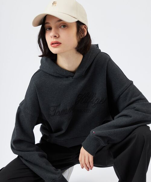 TOMMY HILFIGER（トミーヒルフィガー）の「【オンライン限定】オーバーサイズロゴフーディ（パーカー・メンズ・カーキ/ライトグレー系1/スミクロ・MEDIUM/X-LARGE/SMALL/LARGE）」の13枚目の写真