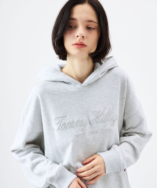 TOMMY HILFIGER（トミーヒルフィガー）の「【オンライン限定】オーバーサイズロゴフーディ（パーカー・メンズ・カーキ/ライトグレー系1/スミクロ・MEDIUM/X-LARGE/SMALL/LARGE）」の20枚目の写真