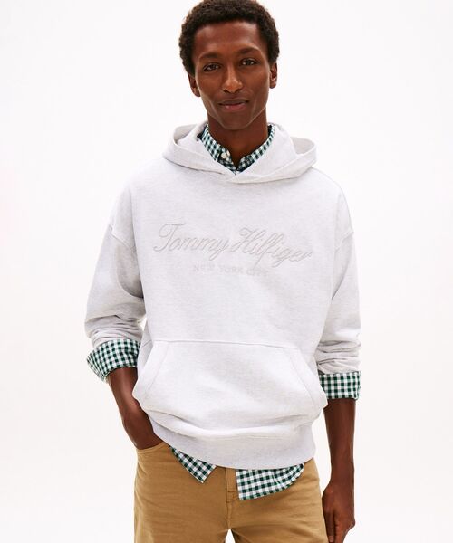 TOMMY HILFIGER（トミーヒルフィガー）の「【オンライン限定】オーバーサイズロゴフーディ（パーカー・メンズ・カーキ/ライトグレー系1/スミクロ・MEDIUM/X-LARGE/SMALL/LARGE）」の22枚目の写真