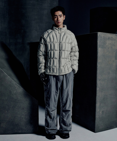 NOMANUAL(NOMANUAL)の「TUCK-STRUCTURED NYLON PANTS - GRAY(その他パンツ・レディース・その他・SMALL/MEDIUM/LARGE/X-LARGE)」の3枚目の写真