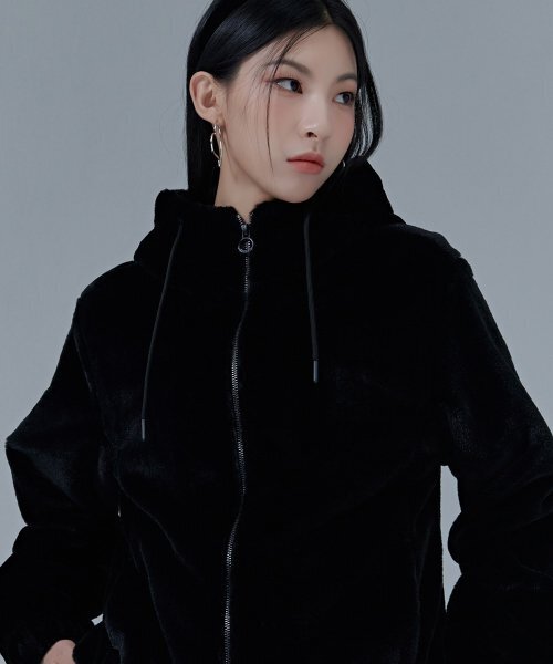 CHASECULT（チェイスカルト）の「女性ミンクフードジップアップ-CFRG4378D03（パーカー・レディース・ブラック・85/90）」の2枚目の写真