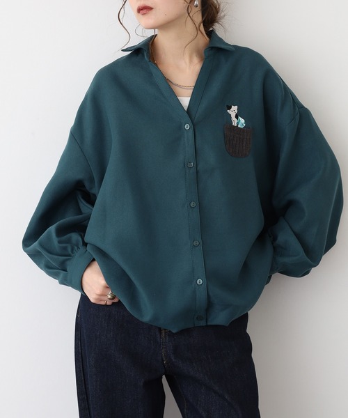 Quelle Chance(ケルシャンス)の「靴下猫刺繍タックシャツ(シャツ/ブラウス・レディース・チャコールグレー/グリーン/キナリ・M/L)」の1枚目の写真