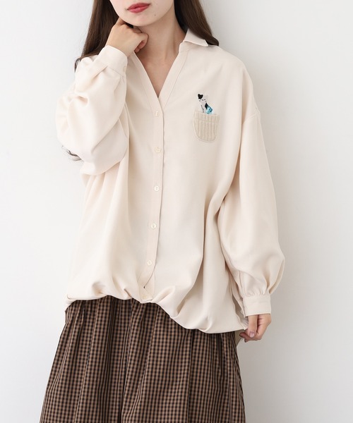 Quelle Chance(ケルシャンス)の「靴下猫刺繍タックシャツ(シャツ/ブラウス・レディース・チャコールグレー/グリーン/キナリ・M/L)」の2枚目の写真