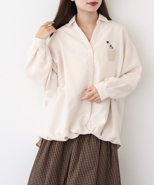Quelle Chance(ケルシャンス)の「靴下猫刺繍タックシャツ(シャツ/ブラウス・レディース・チャコールグレー/グリーン/キナリ・M/L)」の4枚目の写真