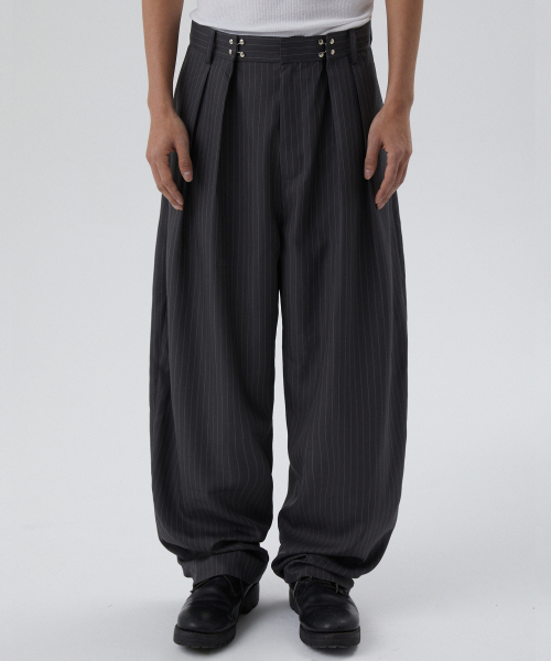 suade（スエード）の「TWO TUCK STRIPE SLACKS [GRAY]（スラックス・レディース・その他・MEDIUM/LARGE/SMALL）」の2枚目の写真