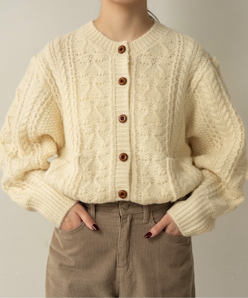 lawgy(ラウジー)の「wood button like pocket cable cardigan / ウッドボタンライクポケットケーブルカーディガン(カーディガン/ボレロ・レディース・ブルー/アイボリー・FREE)」の2枚目の写真