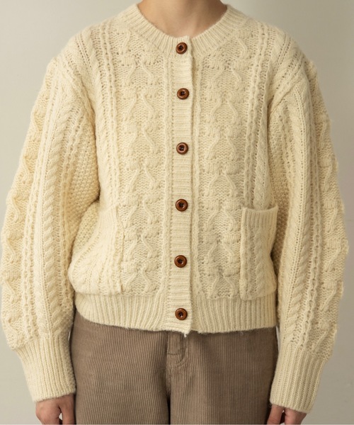 lawgy(ラウジー)の「wood button like pocket cable cardigan / ウッドボタンライクポケットケーブルカーディガン(カーディガン/ボレロ・レディース・ブルー/アイボリー・FREE)」の4枚目の写真