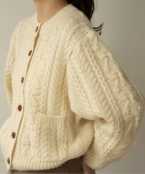 lawgy(ラウジー)の「wood button like pocket cable cardigan / ウッドボタンライクポケットケーブルカーディガン(カーディガン/ボレロ・レディース・ブルー/アイボリー・FREE)」の6枚目の写真