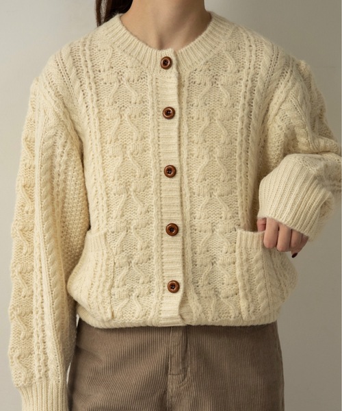 lawgy(ラウジー)の「wood button like pocket cable cardigan / ウッドボタンライクポケットケーブルカーディガン(カーディガン/ボレロ・レディース・ブルー/アイボリー・FREE)」の5枚目の写真