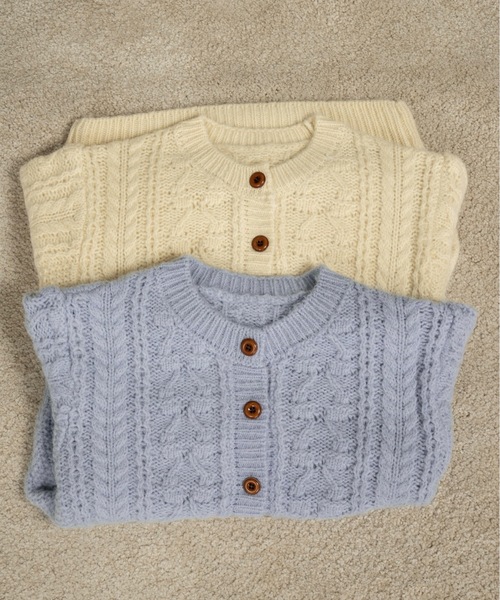 lawgy(ラウジー)の「wood button like pocket cable cardigan / ウッドボタンライクポケットケーブルカーディガン(カーディガン/ボレロ・レディース・ブルー/アイボリー・FREE)」の3枚目の写真