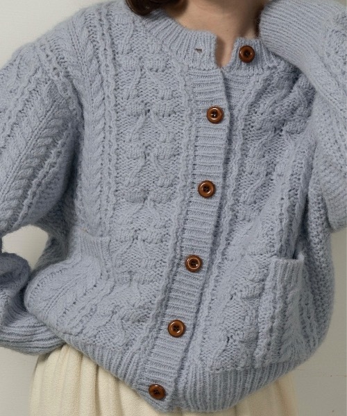 lawgy(ラウジー)の「wood button like pocket cable cardigan / ウッドボタンライクポケットケーブルカーディガン(カーディガン/ボレロ・レディース・ブルー/アイボリー・FREE)」の8枚目の写真