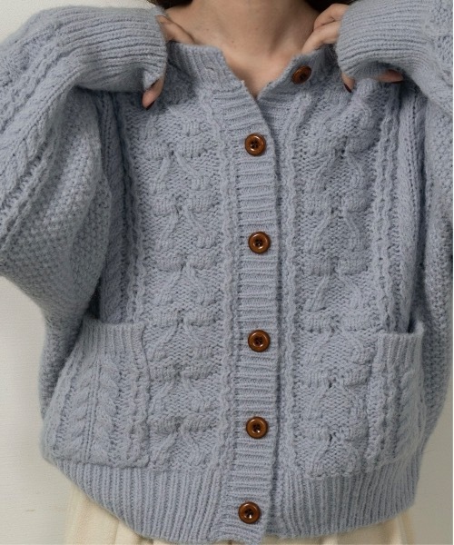 lawgy(ラウジー)の「wood button like pocket cable cardigan / ウッドボタンライクポケットケーブルカーディガン(カーディガン/ボレロ・レディース・ブルー/アイボリー・FREE)」の9枚目の写真