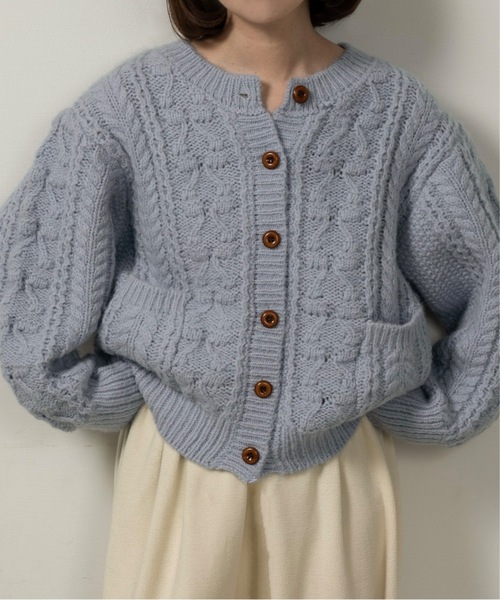 lawgy(ラウジー)の「wood button like pocket cable cardigan / ウッドボタンライクポケットケーブルカーディガン(カーディガン/ボレロ・レディース・ブルー/アイボリー・FREE)」の7枚目の写真