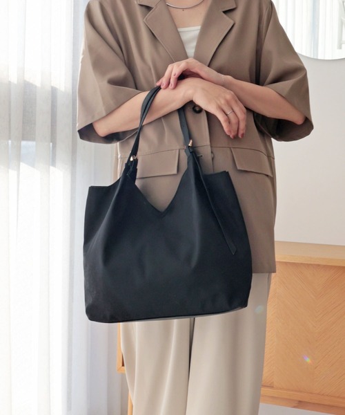 T・S・L（ティーエスエル）の「ベルトハンドルＶカットトートバッグ【詳細動画あり】（トートバッグ・レディース・グレー/グレイッシュベージュ/ブラック・FREE）」の2枚目の写真