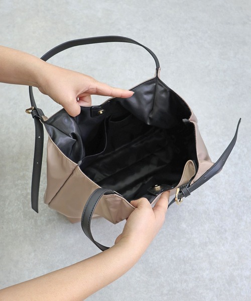 T・S・L（ティーエスエル）の「ベルトハンドルＶカットトートバッグ【詳細動画あり】（トートバッグ・レディース・グレー/グレイッシュベージュ/ブラック・FREE）」の5枚目の写真