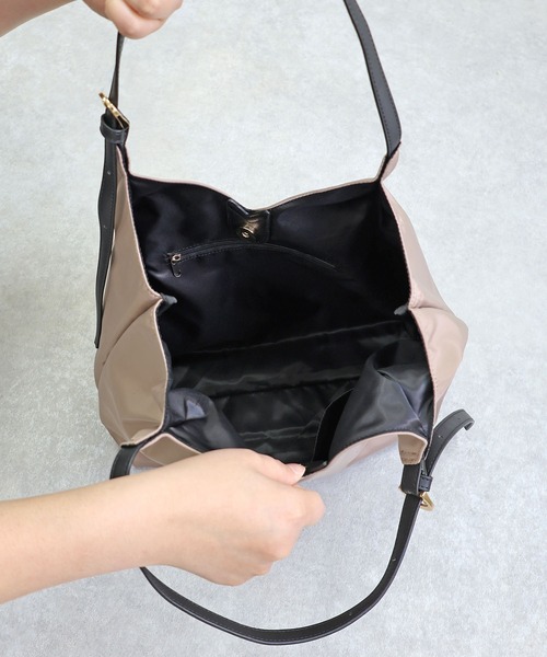 T・S・L（ティーエスエル）の「ベルトハンドルＶカットトートバッグ【詳細動画あり】（トートバッグ・レディース・グレー/グレイッシュベージュ/ブラック・FREE）」の6枚目の写真