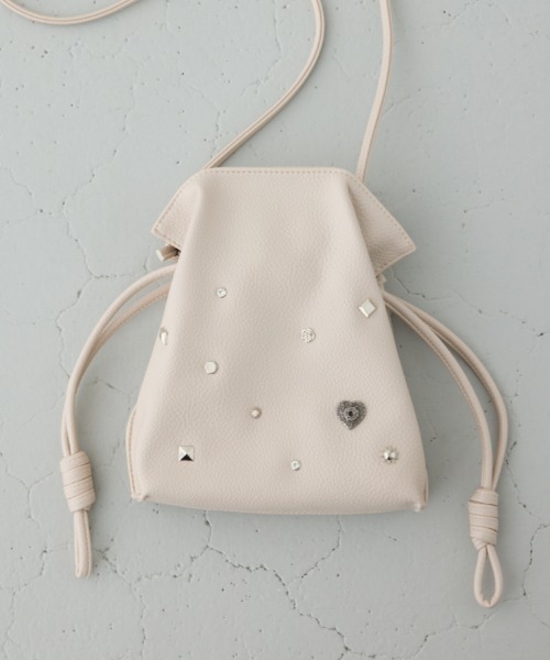 AZUL by moussy（アズールバイマウジー）の「モチーフスタッズドローストリングバッグ（ショルダーバッグ・レディース・ダークグリーン/ブラック/グレイッシュベージュ・FREE）」の2枚目の写真