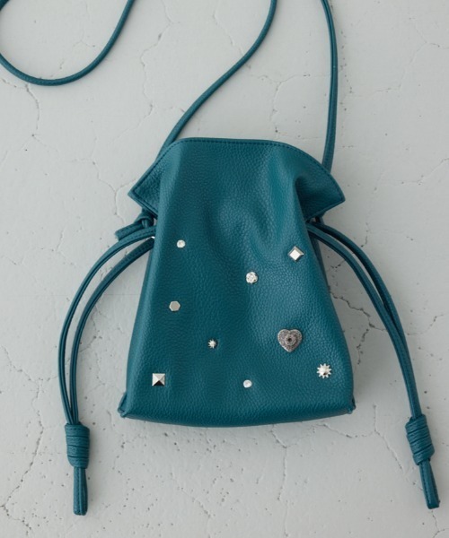 AZUL by moussy（アズールバイマウジー）の「モチーフスタッズドローストリングバッグ（ショルダーバッグ・レディース・ダークグリーン/ブラック/グレイッシュベージュ・FREE）」の3枚目の写真