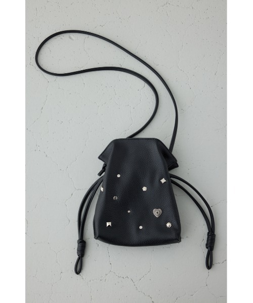 AZUL by moussy（アズールバイマウジー）の「モチーフスタッズドローストリングバッグ（ショルダーバッグ・レディース・ダークグリーン/ブラック/グレイッシュベージュ・FREE）」の4枚目の写真