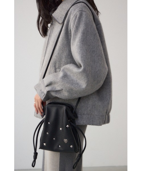 AZUL by moussy（アズールバイマウジー）の「モチーフスタッズドローストリングバッグ（ショルダーバッグ・レディース・ダークグリーン/ブラック/グレイッシュベージュ・FREE）」の5枚目の写真