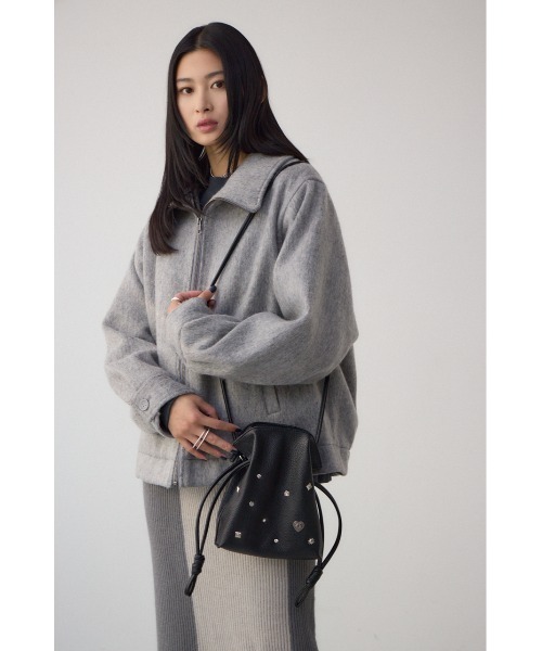 AZUL by moussy（アズールバイマウジー）の「モチーフスタッズドローストリングバッグ（ショルダーバッグ・レディース・ダークグリーン/ブラック/グレイッシュベージュ・FREE）」の6枚目の写真