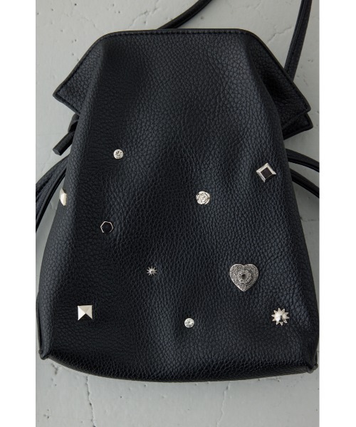 AZUL by moussy（アズールバイマウジー）の「モチーフスタッズドローストリングバッグ（ショルダーバッグ・レディース・ダークグリーン/ブラック/グレイッシュベージュ・FREE）」の11枚目の写真