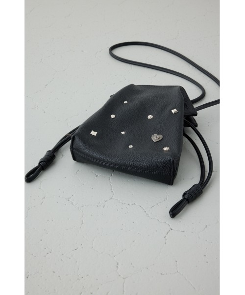 AZUL by moussy（アズールバイマウジー）の「モチーフスタッズドローストリングバッグ（ショルダーバッグ・レディース・ダークグリーン/ブラック/グレイッシュベージュ・FREE）」の15枚目の写真