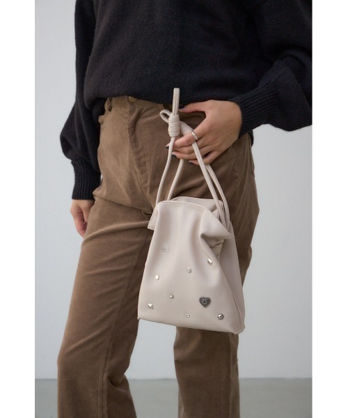 AZUL by moussy（アズールバイマウジー）の「モチーフスタッズドローストリングバッグ（ショルダーバッグ・レディース・ダークグリーン/ブラック/グレイッシュベージュ・FREE）」の17枚目の写真