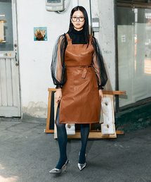 ARWW（エーアールダブリューダブリュー）の「Camel Belted Leather Apron Dress（エプロン）」