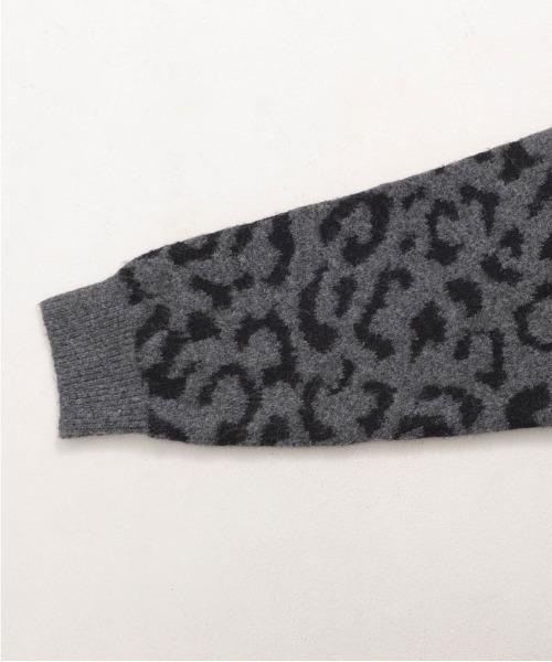 CavariA（キャバリア）の「『CavariA/キャバリア』ヒョウ柄ニットクルーネック（ニット/セーター・メンズ・グレー/ベージュ/ブルー・L/M）」の5枚目の写真