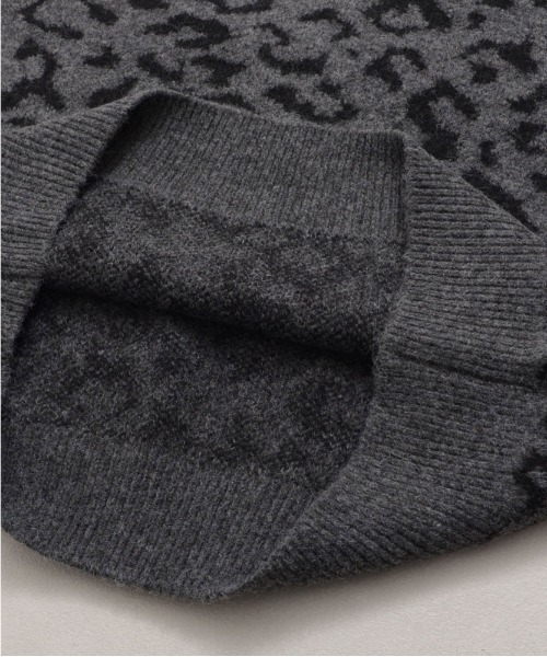 CavariA（キャバリア）の「『CavariA/キャバリア』ヒョウ柄ニットクルーネック（ニット/セーター・メンズ・グレー/ベージュ/ブルー・L/M）」の7枚目の写真