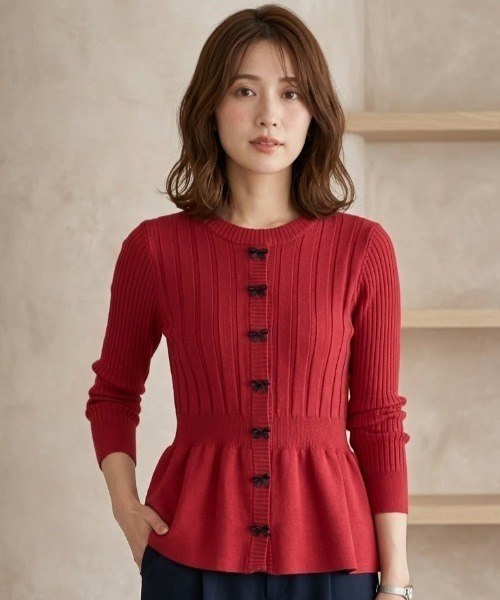 gossip!ロサンゼルス(ゴシップロサンゼルス)の「リボンボタン ペプラムシルエットニット(ニット/セーター・レディース・レッド/ホワイト/ブラック・FREE)」の1枚目の写真
