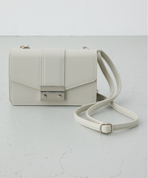 AZUL by moussy(アズールバイマウジー)の「フラップデザインウォレットバッグ(ショルダーバッグ・レディース・グレイッシュベージュ/ブラック/アンティークシルバー・FREE)」の3枚目の写真