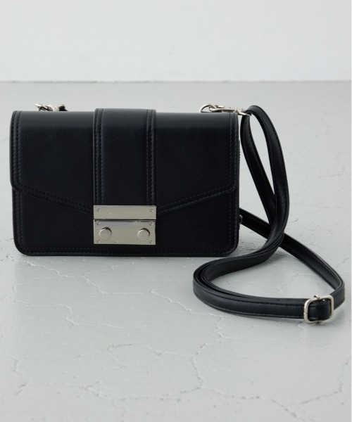 AZUL by moussy(アズールバイマウジー)の「フラップデザインウォレットバッグ(ショルダーバッグ・レディース・グレイッシュベージュ/ブラック/アンティークシルバー・FREE)」の2枚目の写真