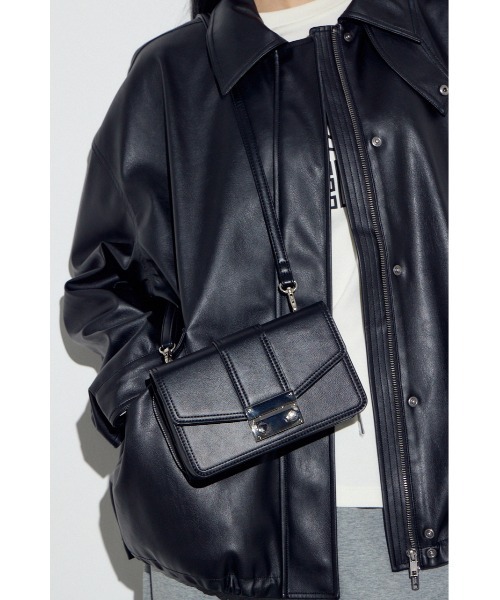 AZUL by moussy(アズールバイマウジー)の「フラップデザインウォレットバッグ(ショルダーバッグ・レディース・グレイッシュベージュ/ブラック/アンティークシルバー・FREE)」の10枚目の写真