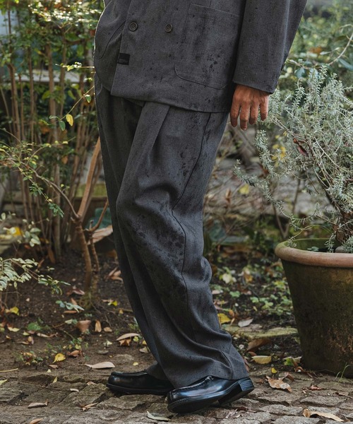 CAMBIO(カンビオ)の「mp14476- Uneven Dye Like Jacquard Two Tuck Pants 2タックパンツ(PF-261-003)(その他パンツ・メンズ・チャコール/アイボリー・L/M)」の2枚目の写真