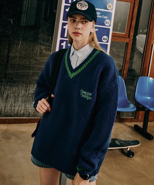 CONCEPTCOLLEGE（コンセプトカレッジ）の「コバルトブルー プレピー Vネックニット [成人男女共用]（ニット/セーター・レディース・その他・LARGE/MEDIUM）」の4枚目の写真