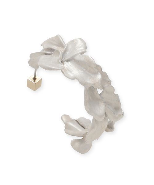 SNIDEL(スナイデル)の「ブルームフープピアス(ピアス(両耳用)・レディース・アイボリー/ゴールド・F)」の4枚目の写真