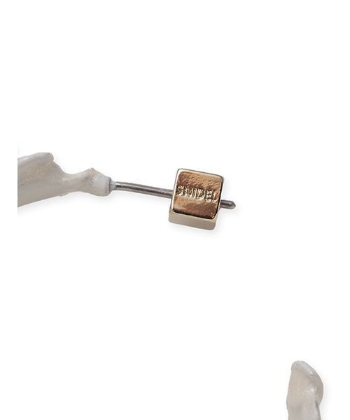 SNIDEL(スナイデル)の「ブルームフープピアス(ピアス(両耳用)・レディース・アイボリー/ゴールド・F)」の6枚目の写真