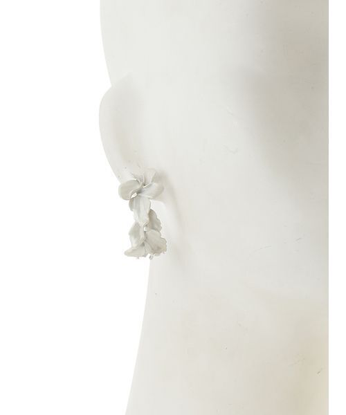 SNIDEL(スナイデル)の「ブルームフープピアス(ピアス(両耳用)・レディース・アイボリー/ゴールド・F)」の7枚目の写真