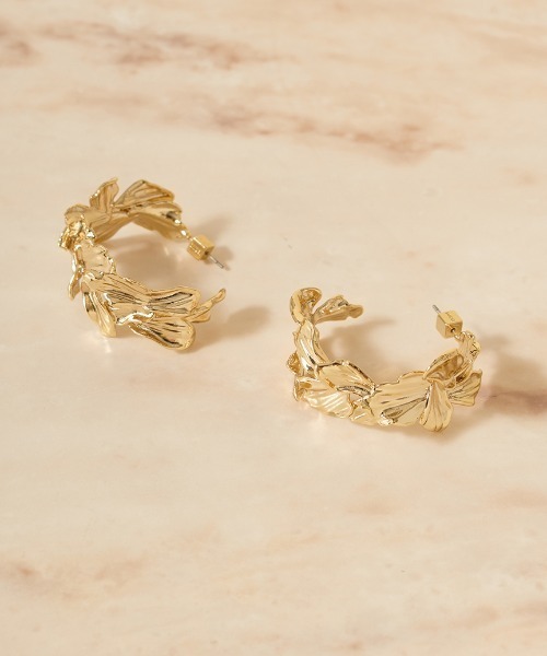 SNIDEL(スナイデル)の「ブルームフープピアス(ピアス(両耳用)・レディース・アイボリー/ゴールド・F)」の2枚目の写真