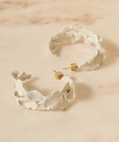 SNIDEL(スナイデル)の「ブルームフープピアス(ピアス(両耳用)・レディース・アイボリー/ゴールド・F)」の1枚目の写真