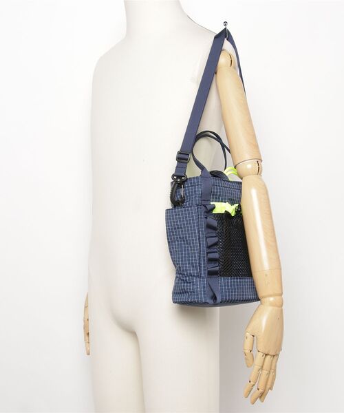 crossi(クロッシー)の「メッシュポケット リップストップ ドローストリングトート(ショルダーバッグ・レディース・ブルー/ブラック/グリーン・F)」の8枚目の写真