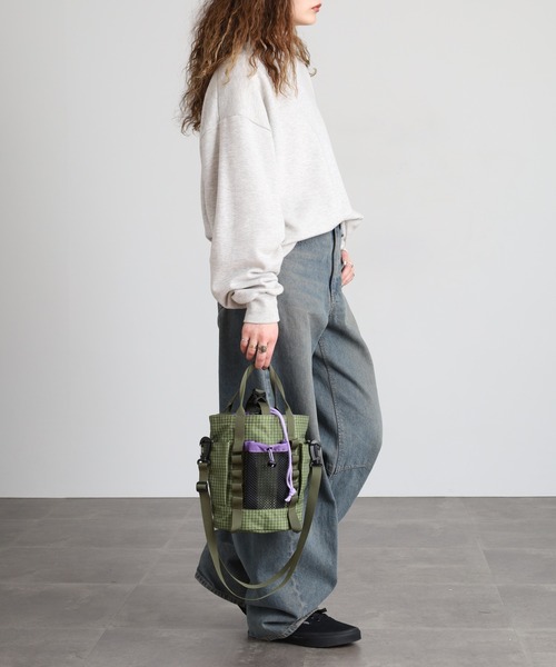 crossi(クロッシー)の「メッシュポケット リップストップ ドローストリングトート(ショルダーバッグ・レディース・ブルー/ブラック/グリーン・F)」の4枚目の写真