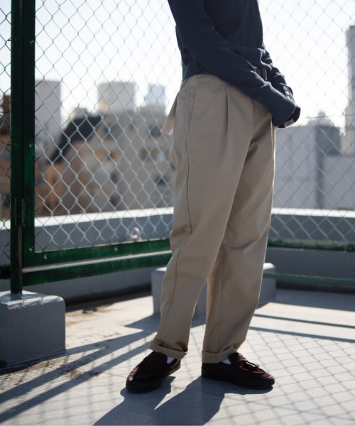 UNIVERSAL OVERALL(ユニバーサルオーバーオール)の「Adietive TUCK TAPERD(チノパンツ・メンズ・チャコールグレー/ブラック/ベージュ・S/M/L/XL)」の3枚目の写真