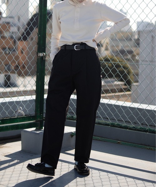 UNIVERSAL OVERALL(ユニバーサルオーバーオール)の「Adietive TUCK TAPERD(チノパンツ・メンズ・チャコールグレー/ブラック/ベージュ・S/M/L/XL)」の2枚目の写真