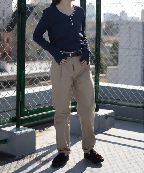 UNIVERSAL OVERALL(ユニバーサルオーバーオール)の「Adietive TUCK TAPERD(チノパンツ・メンズ・チャコールグレー/ブラック/ベージュ・S/M/L/XL)」の14枚目の写真