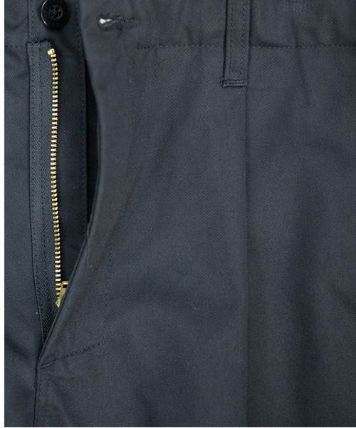 UNIVERSAL OVERALL(ユニバーサルオーバーオール)の「Adietive TUCK TAPERD(チノパンツ・メンズ・チャコールグレー/ブラック/ベージュ・S/M/L/XL)」の4枚目の写真
