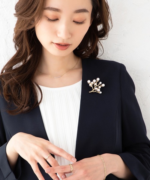 Cream dot.(クリームドット)の「胸元を上品に飾る、ランダムパールの枝ブローチ(ブローチ/コサージュ・レディース・シルバー/ゴールド・ONE SIZE)」の6枚目の写真